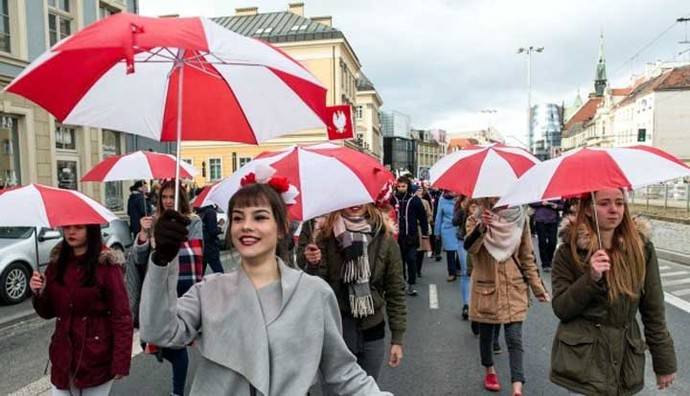 Polonia pide a sus ciudadanos reproducirse como conejos