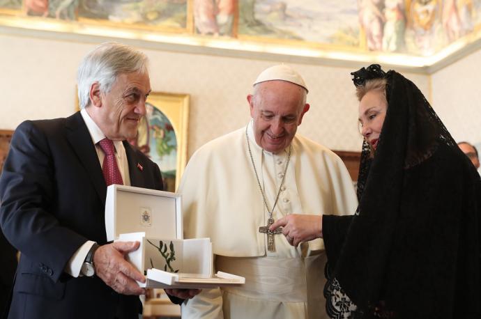 El presidente de Chile, Sebastián Piñera, y su esposa, Cecilia Morel, intercambian regalos con el Papa Francisco.