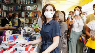 La presidenta de la Comunidad de Madrid, Isabel Díaz Ayuso, en la Feria del Libro. COMUNIDAD DE MADRID