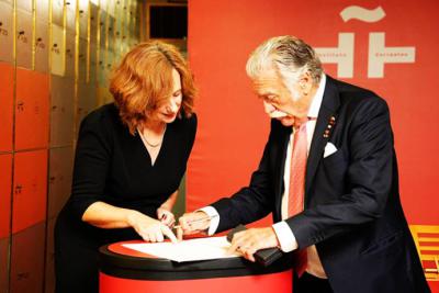 La secretaria general del Cervantes, Carmen Noguero, indica dónde firmar en el documento de donación del legado que ha hecho David Saltiel en nombre de la Cultura de Sefarad. Foto: Instituto Cervantes (Valentina Deluca)