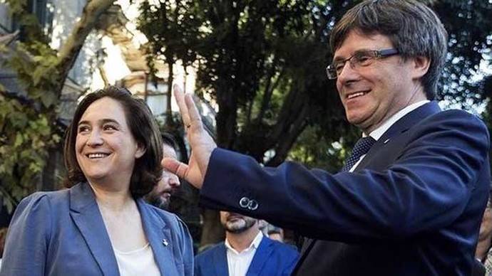 La alcaldesa de Barcelona, Ada Colau, y el presidente de la Generalitat, Carles Puigdemont