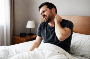 Amaneciste con tortícolis: qué hacer (y qué no) con el cuello trabado