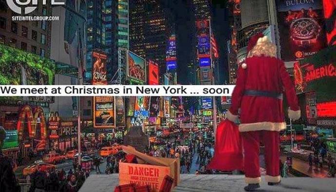 Un Papá Noel cerca de una caja de explosivos con la leyenda: 'Nos vemos en Navidad en Nueva York'.(Captura:SITE)