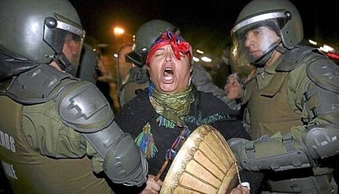 Una mujer mapuche es detenida por policías chilenos. La violencia entre ambos bandos ha convulsionado el sur del país.