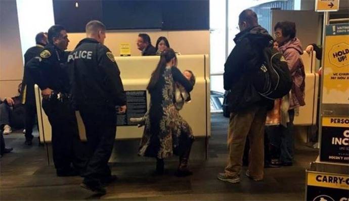 La pasajera Mei Rui carga a su bebé tras ser expulsada de un avión de Spirit Airlines. (Imagen tomada de Facebook)