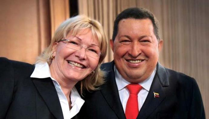 La ex fiscal general Luisa Ortega junto con el fallecido ex presidente Hugo Chávez. (Foto archivo: Ministerio Puúblico de Venezuela)
