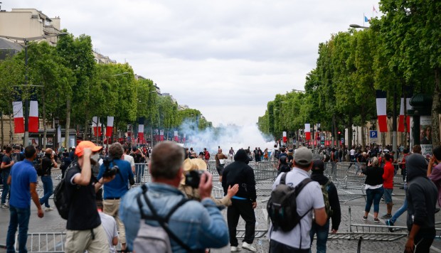 Las fuerzas de seguridad lanzaron gases lacrimógenos para dispersar a los manifestantes. 