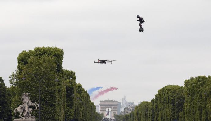 Francia: el 'soldado volador' realizó exhibición en los Campos Elíseos para fiesta nacional