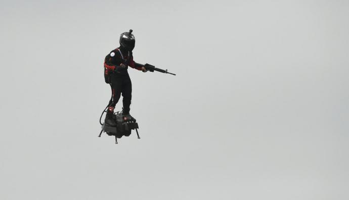 Francia: el 'soldado volador' realizó exhibición en los Campos Elíseos para fiesta nacional