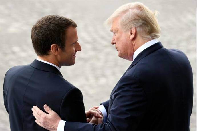 l presidente estadounidense conversa con su homólogo Emmanuel Macron