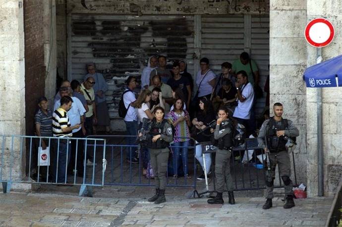 Agentes de policía israelíes permanecen en guardia ante la puerta de Damasco en la Ciudad Vieja de Jerusalén. 