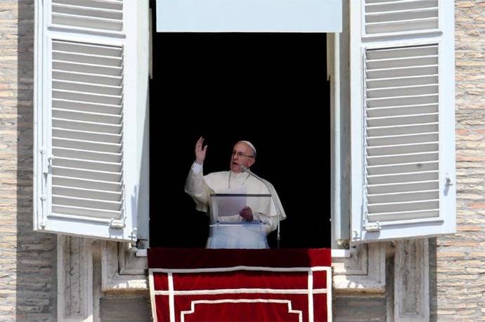 'Prohibido quejarse': el divertido aviso que el papa colgó en su puerta