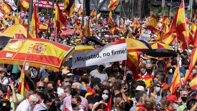 Uno de los carteles de la protesta de Colón en el que se puede leer "¡Majestad, no firme!", en alusión a los indultos. Fernando Cozar / Unión 78