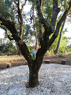 Rosa Gallego, ganadora del Certamen Land Art y actuaciones en la Naturaleza en el jardín de los Artistas de la Casa Museo El Romeral