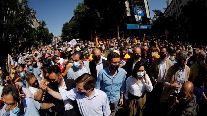 La delegación del PP, este domingo, acercándose a la protesta de Colón. EFE/David Fernández