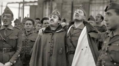 Francisco Franco y Millán Astray, abrazados mientras entonan cánticos legionarios. Cuartel de Dar Riffien". Fotografía de 1926. 