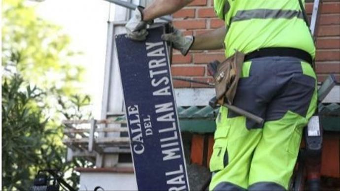 Retirada de la placa a la calle dedicada al general Millán Astray.