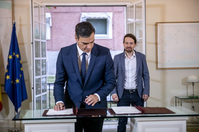 Pedro Sánchez firma el acuerdo presupuestario observado por Pablo Iglesias. DANI GAGO (PODEMOS)