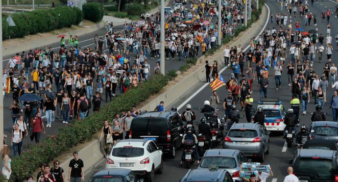 Policía carga contra manifestantes independentistas en el aeropuerto de Barcelona