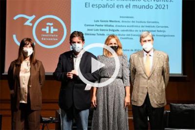 Desde la izda. Carmen Pastor Villalba, directora académica del Cervantes; Luis García Montero, director del Instituto; Elea Giménez Toledo, científica del CSIC, y José Luis García Delgado, catedrático de la Universidad Nebrija, posan antes de presentar el Anuario 2021. (Foto: Instituto Cervantes / Fernando Gutiérrez). 