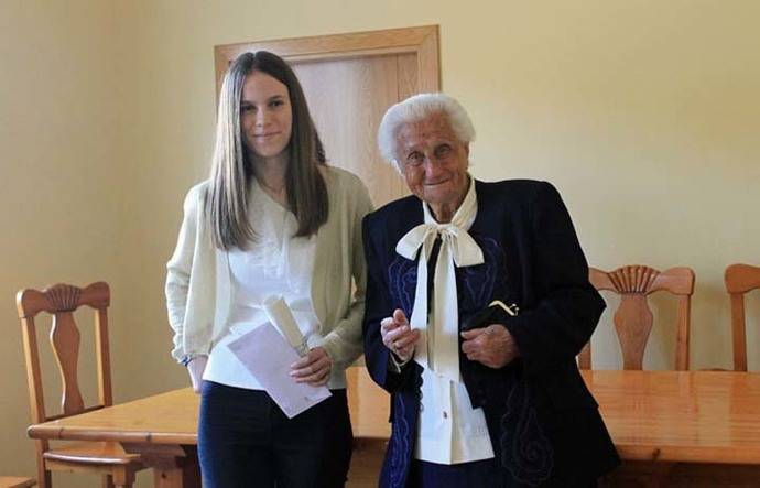 La ganadora del certamen Celia Carrasco Gil, recibió el premio de manos de la más antigua vecina del municipio, Urcia López