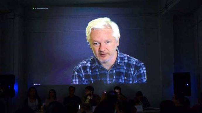 Julian Assange durante el acto 'Contra la trama de los Paraísos Fiscales'. PODEMOS

