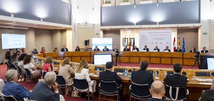 De dcha. a izda.: el director de la RAE, Santiago Muñoz Machado; el director del Cervantes, Luis García Montero y el presidente de la Comisión Organizadora y del Grupo de Trabajo del X CILE del Ministerio de Relaciones Exteriores del Perú, Carlos Chávez-Taffur. Foto: Instituto Cervantes / Nuria Iniesta Sepúlveda