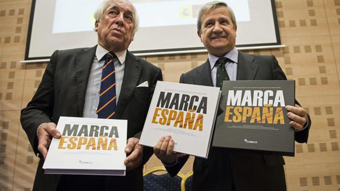 El entonces presidente de Correos, Javier Cuesta (derecha), junto al en ese momento responsable de Marca España, Carlos Espinosa de los Monteros, en diciembre de 2014. Marca España