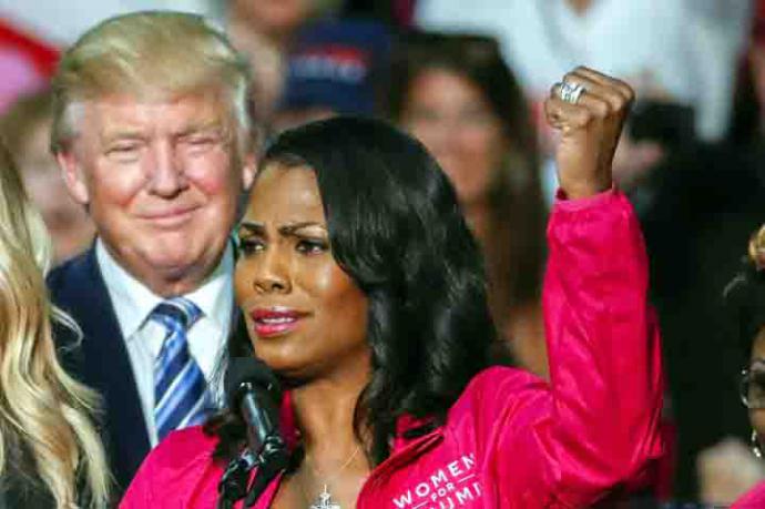 Donald Trump, mientras escucha el discurso de Omarosa Manigault Newman durante un acto de campaña en Charlotte, N.C. EEUU) en octubre de 2016. 