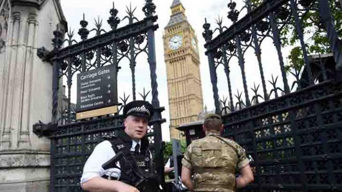 Atentado con un coche particular ante el Parlamento británico deja dos heridos