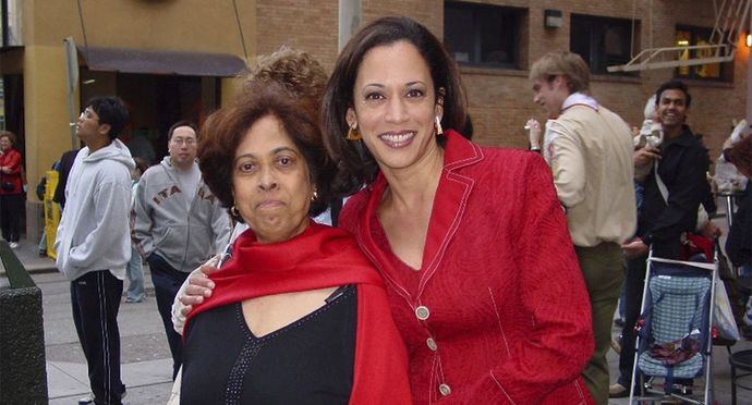 Kamala Harris junto a su madre (imagen de archivo)