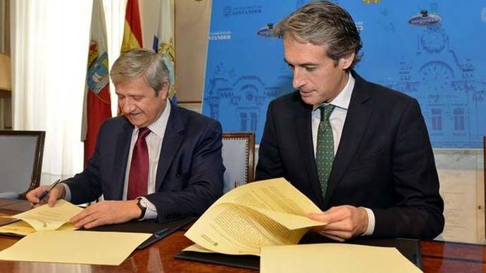 El presidente de Correos, Javier Cuesta, junto al ministro de Fomento, Íñigo de la Serna.