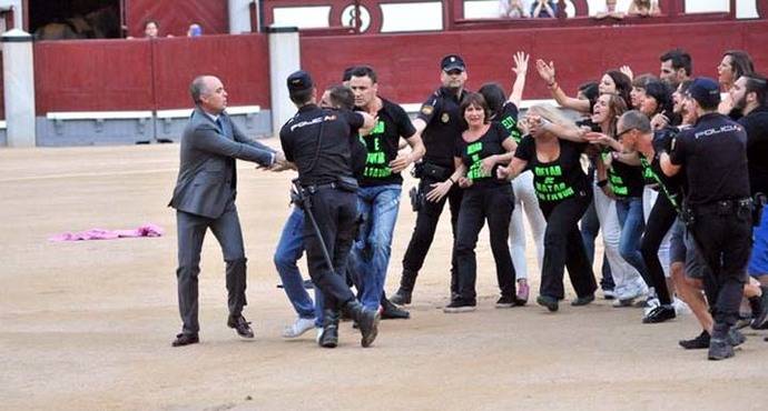 Un grupo de activistas tras saltar al ruedo en Las Ventas / Manuel Fernández Minaya