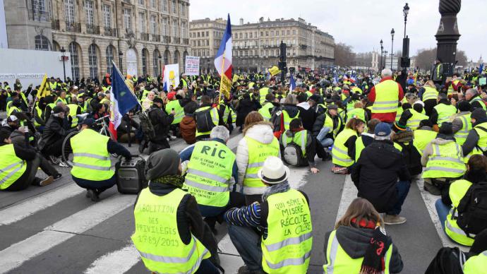 Macron convoca debate nacional para salir de la crisis de los 'chalecos amarillos'