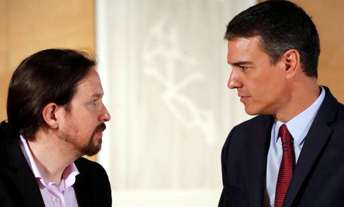El presidente del gobierno Pedro Sánchez (D) y el líder de Podemos Pablo Iglesias