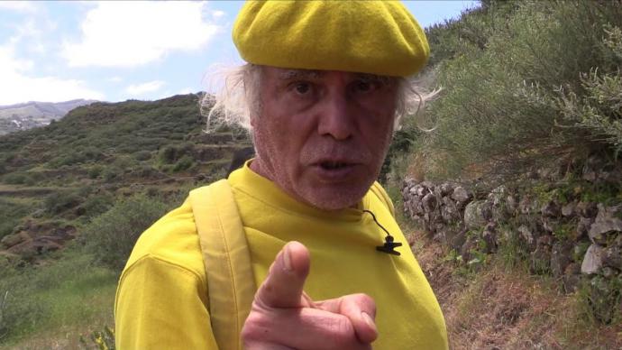 El padre Báez, en una de sus apariciones en vídeo
