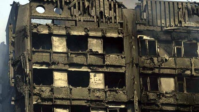 Una torre de viviendas sociales fue devorada por el fuego en Londres