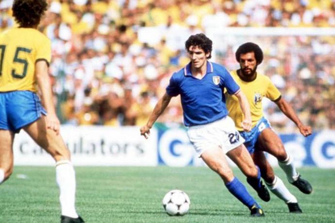 Paulo Roberto Falcao (izq.) y Paolo Rossi, con la pelota. / Getty Images - Fifa.com