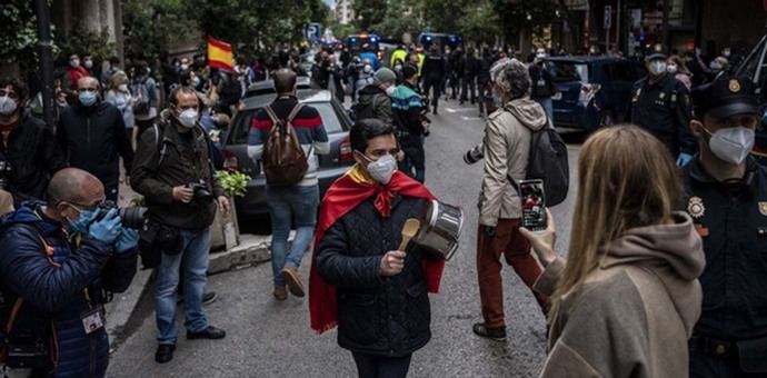 Manifestantes y policías en las protestas contra el confinamiento en el centro de Madrid. OLMO CALVO 