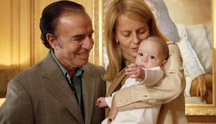 Cecilia Bolocco y Carlos Menem junto al hijo de ambos Máximo en una imagen de abril del 2004. 