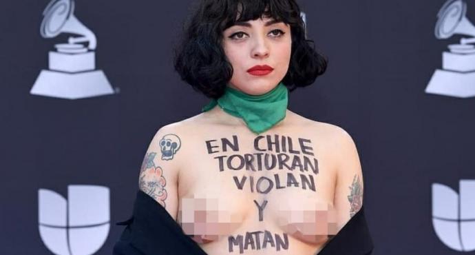 Mon Laferte desnuda su torso en los Latin Grammy para pedir justicia: 'En Chile torturan, violan y matan'