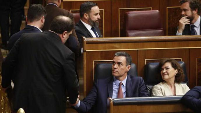 Oriol Junqueras saludando a Pedro Sánchez en la sesión de constitución de las Cortes la pasada legislatura. 