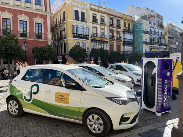 El Ayuntamiento hispalense adjudica la instalación de una red de recarga de vehículos eléctricos