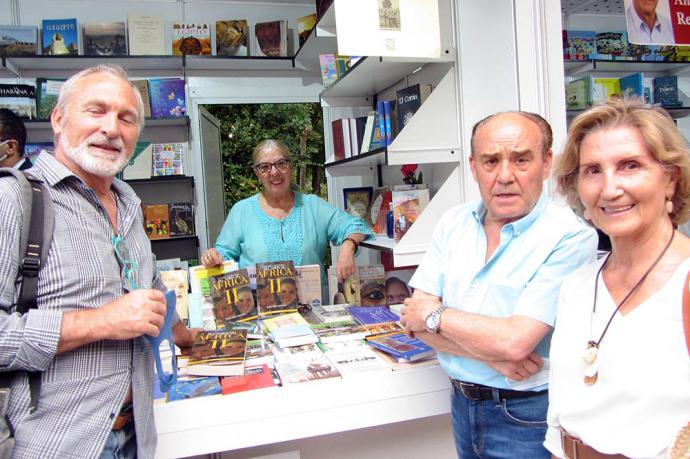 Julia Sáez-Angulo firma su libro “Historias y personajes del Norte de África II” en la Feria del Libro