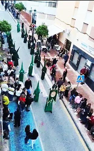 La capital, a rebosar de turistas y de gente para ver la procesión del Cautivo 