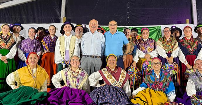 Andrés Alonso recibe la Insignia de Oro del Grupo de Danzas Virgen del Campo