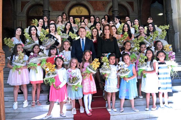 El alcalde de Santa Cruz de Tenerife, recibe a las 44 aspirantes a Reina de las Fiestas de Mayo adulta e infantil