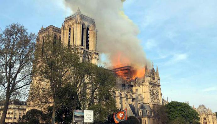 Los bomberos dan por extinguido el incendio que ha devastado dos tercios del techo de la catedral de Notre-Dame