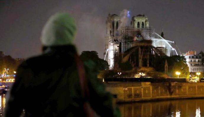 Los bomberos dan por extinguido el incendio que ha devastado dos tercios del techo de la catedral de Notre-Dame