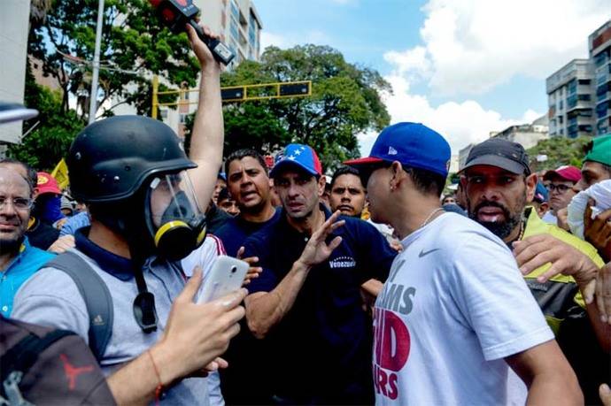 Henrique Capriles (centro) en la masiva marcha del 8 de abril contra el presidente Nicolas Maduro